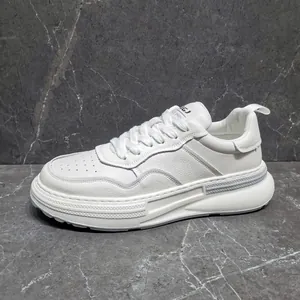 Dettaglio profilo laterale di sneaker da uomo in pelle bianca di alta qualità con punta traforata