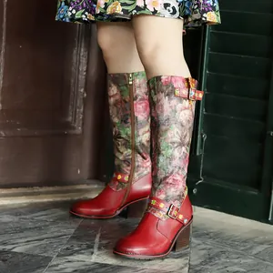 Vue détaillée de bottes en cuir rétro à fleurs avec boucle et talon bloc.