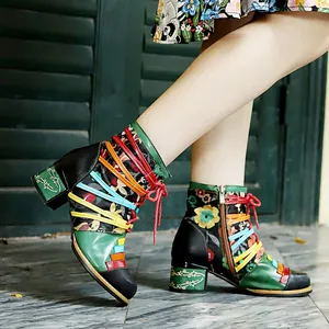 Detailansicht der farbenfrohen, handgefertigten Leder-Stiefeletten mit Blumenprint.