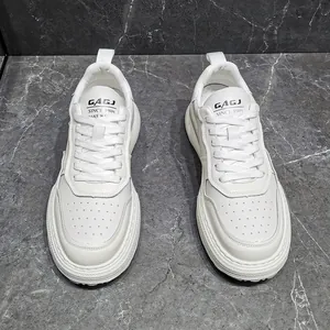 Primo piano di scarpe casual da uomo in pelle bianca di qualità con marchio GAGJ