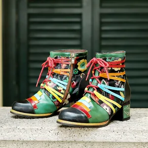 Detaillierte Ansicht handgefertigter bunter Leder-Patchwork-Stiefeletten mit Blumendruck