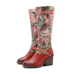 Bottes hautes en cuir rouge patiné à la main avec imprimé floral et boucle en métal