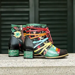 Handgefertigte Lederstiefeletten mit Blumendruck und bunten Riemen am Blockabsatz.