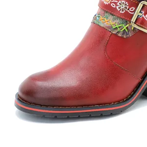Vue détaillée de bottine en cuir rouge avec broderies florales et boucle rétro