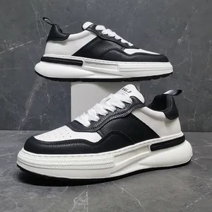 Vista dettagliata di eleganti sneakers panda nere e bianche da uomo in pelle premium