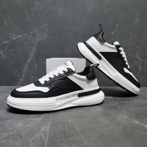 Dettaglio di sneaker panda in pelle bianca e nera su sfondo di marmo grigio