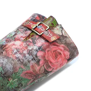Gros plan de bottes en cuir véritable à imprimé floral vintage avec boucle décorative