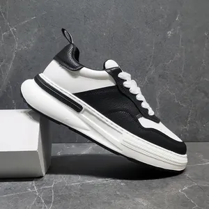 Dettaglio del profilo laterale di sneakers platform in pelle bianca e nera da uomo con suola spessa