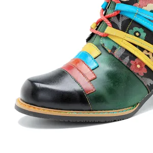 Detailansicht der bunten Patchwork-Echtleder-Stiefelette mit Blumenmustern.