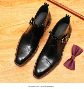 Vue détaillée de bottines en cuir noir à boucle et perforations de style Brogue