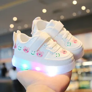 Baskets lumineuses blanches pour bébés filles avec motifs ours mignons et semelles LED