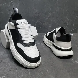 Vista dettagliata di sneakers panda da uomo in pelle bianca e nera su sfondo di marmo scuro