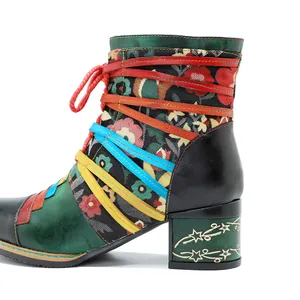 Detailansicht der floralen Leder-Stiefeletten mit bunten Riemen und Blockabsatz mit Sternen