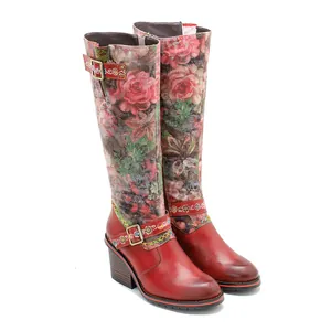 Bottes hautes élégantes en cuir à imprimé floral vintage avec talon bloc et boucles.
