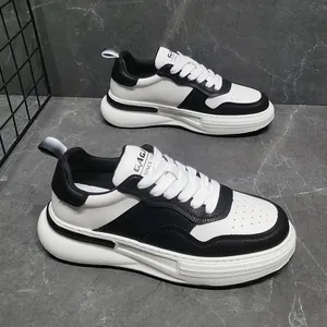 Vista dettagliata delle sneakers panda in pelle bianca e nera da uomo con suola spessa.
