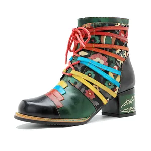 Detailansicht farbenfroher Lederstiefeletten mit Blumenmuster und bunten Riemen.