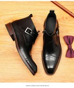Vue détaillée de bottines richelieu classiques en cuir noir à boucles pour hommes