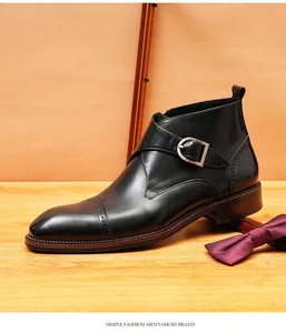 Vue détaillée d'une botte en cuir noir avec boucle monk et de superbes perforations brogue.