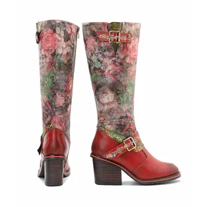 Vue détaillée de bottes en cuir rouge vintage avec imprimé floral et boucles décoratives