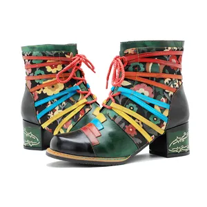 Detailansicht von handgeriebenen Leder-Stiefeletten mit Blumendruck und bunten Schnürsenkeln
