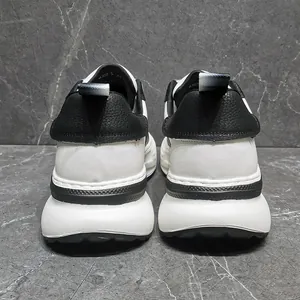 Vista posteriore dettagliata che mostra la pelle martellata e il design del tallone delle sneaker