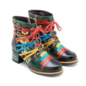 Detailansicht farbenfroher handgefertigter Lederstiefeletten mit Blumenmuster und Blockabsatz.