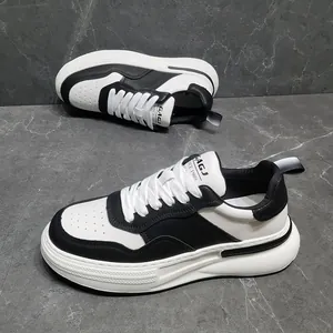Vista dettagliata di sneaker da uomo in pelle color panda su sfondo in marmo strutturato