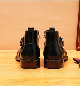 Vue arrière détaillée de bottines Brogue en cuir noir pour homme avec fermeture éclair