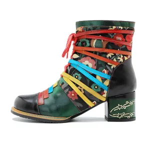 Handgefertigte bunte Leder-Patchwork-Stiefeletten mit floralen Mustern und Blockabsatz.
