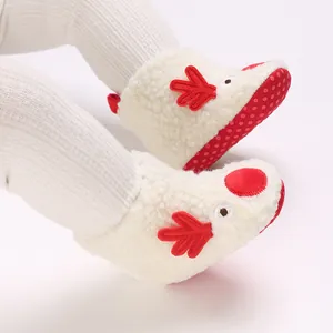 Detailansicht der weichen Rentier-Weihnachtsschuhe für Babys mit roter rutschfester Sohle