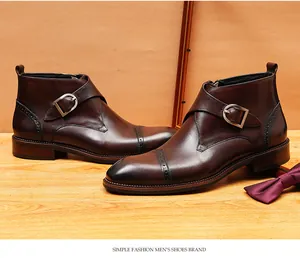 Vue détaillée des bottines Monk en cuir marron avec des détails de brogue classiques.