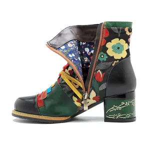 Detailansicht der Boho-Patchwork-Lederstiefeletten mit Blumenmuster und Blockabsatz