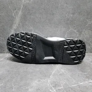 Primo piano della suola in gomma nera antiscivolo per scarpe casual stringate da uomo