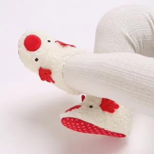 Detailansicht von süßen, flauschigen Baby-Weihnachtsschuhen mit weichem Rentier-Design
