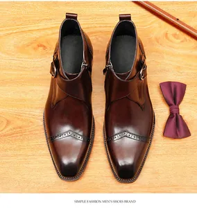 Vue de dessus de bottines en cuir marron avec détails richelieu