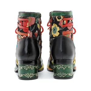 Detailansicht mit floralem Print und dekorativem Blockabsatz dieser Lederstiefeletten.