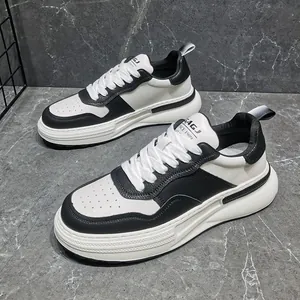 Dettaglio ravvicinato di sneaker panda in pelle bianca e nera con suola spessa e traforata