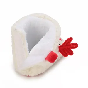 Detailaufnahme der warmen weißen Plüsch-Babyschuhe mit Innenfutter und Klettverschluss