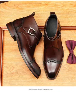Vue détaillée de bottines en cuir marron pour hommes avec boucle et détails Richelieu