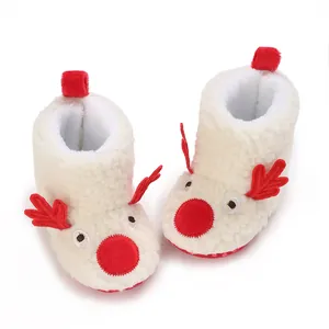 Detailaufnahme von Baby-Plüschschuhen im Weihnachtsrentier-Design mit weicher Textur