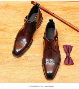 Vue de dessus de bottines monk strap en cuir marron avec détails richelieu classiques