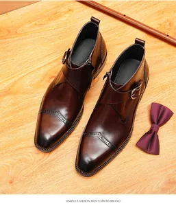Bottines élégantes en cuir marron foncé à boucle et détails brogues pour homme.