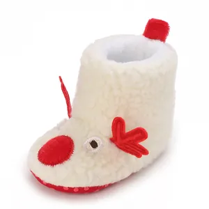 Detailansicht der flauschigen Weihnachts-Rentier-Babyschuhe mit warmem Fleecefutter