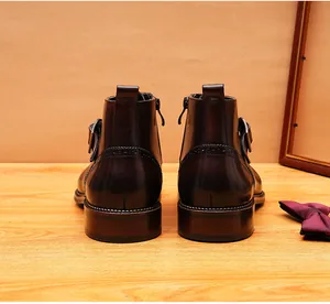 Vue arrière détaillée de bottines richelieu en cuir marron foncé pour hommes