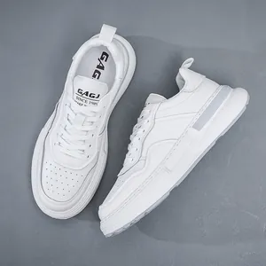 Sneakers bianche da uomo in pelle con suola spessa e design classico stringato sport