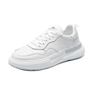 Sneaker casual da uomo in pelle bianca con suola spessa e design elegante e moderno