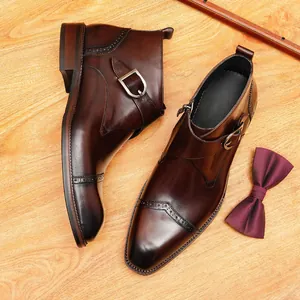 Bottines élégantes en cuir marron foncé pour hommes avec détails brogués vintage.