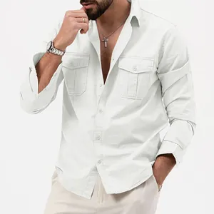 Vue détaillée d'une chemise décontractée blanche pour homme avec doubles poches de poitrine
