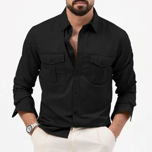 Détail d'une chemise décontractée noire à manches longues pour hommes.