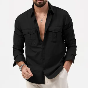 Vue de face d'une chemise décontractée noire pour hommes avec des poches poitrine
